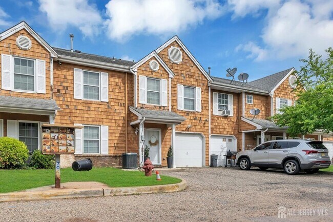 Building Photo - 19 Delavan Ct