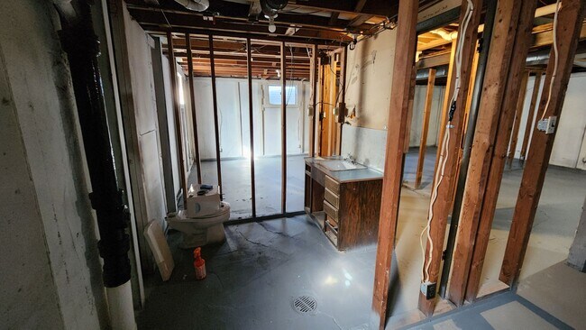 Building Photo - Beautiful, big 3BR rancher with 2 car gar near Lake Shawnee!