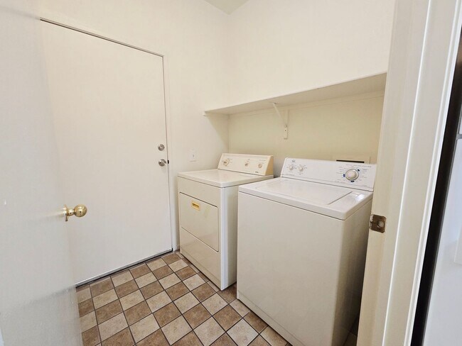 Building Photo - BEAUTIFUL 2 BEDROOM / 2 BATH LOWER LEVEL C...