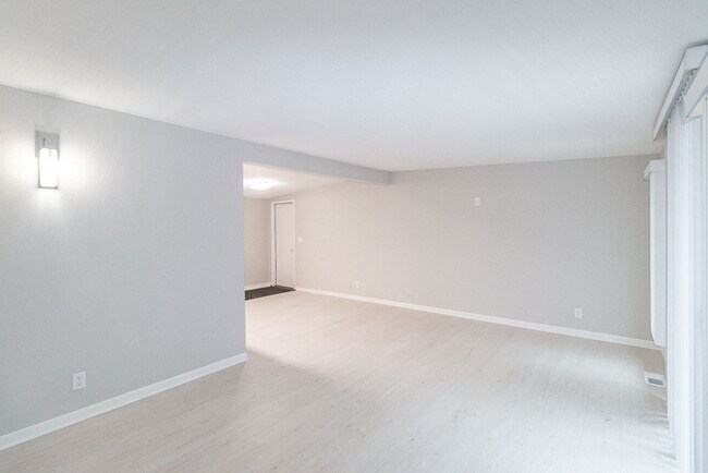 Building Photo - Gorgeous fully updated 3 bed 3 bath near KU Campus!