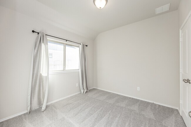 Building Photo - 8918 Oak Ivy Ln