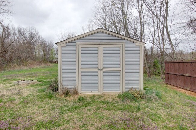 Building Photo - Executive Home on Cul de sac off exit 8.  Hurry.