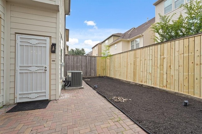 Building Photo - 2615 Cheshire Oaks Dr