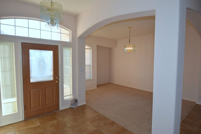 Building Photo - 3 Bedroom, 2 bath, 2 living areas, La Cueva area