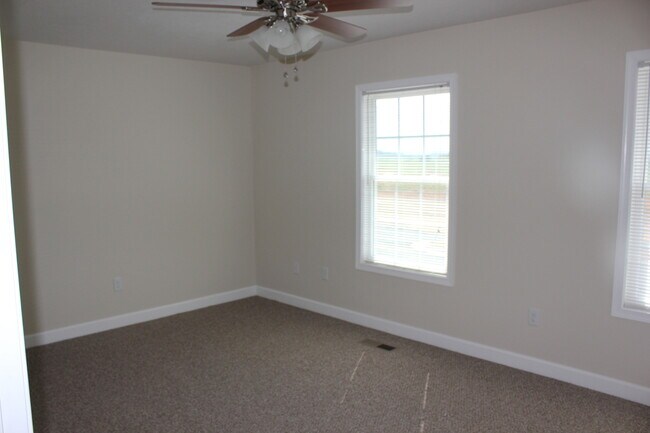 Building Photo - 3 Bedroom, 2.5 Bath Townhome for Rent