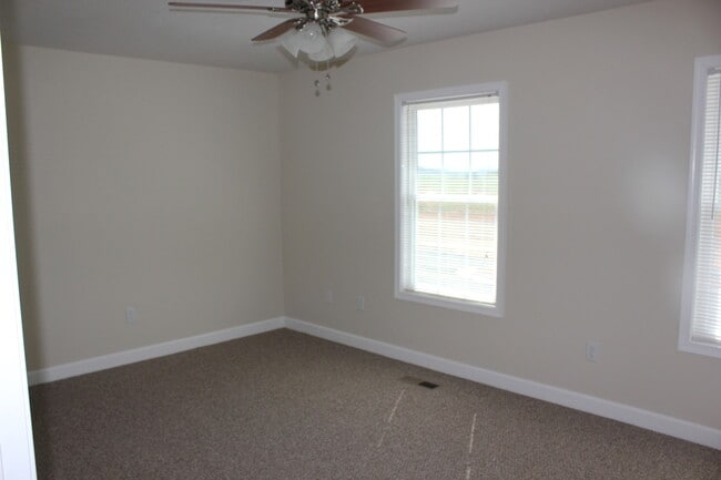 Building Photo - 816 Carson Cir