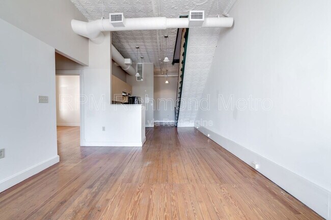 Interior Photo - 121 W Broad St