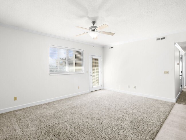 Building Photo - Luxurious Condo in North Orem