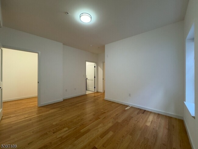 Building Photo - 52 James St