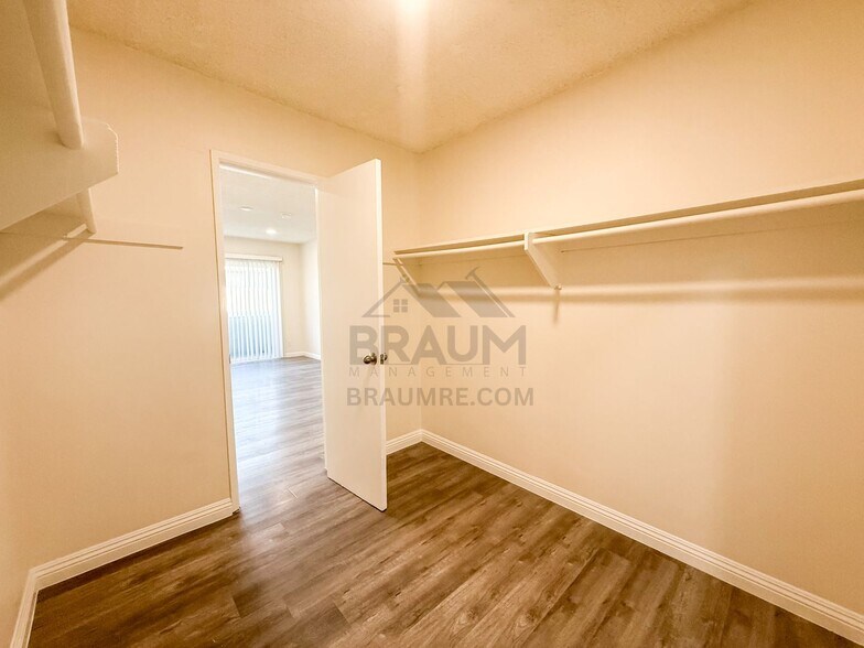 Building Photo - 6041 Whitsett Ave