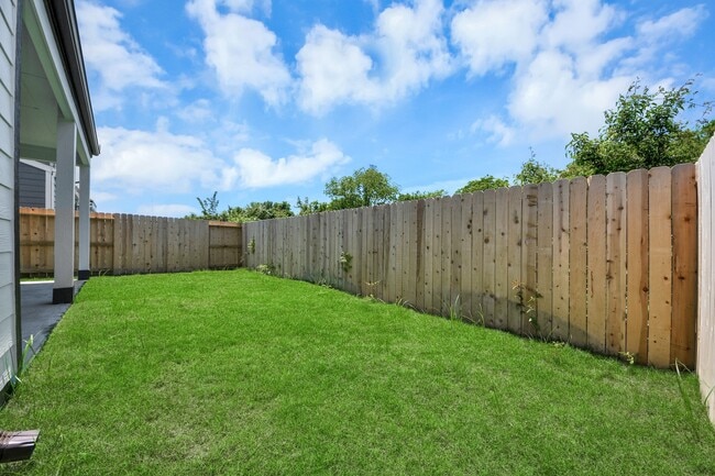 Building Photo - 1930 Olivos St