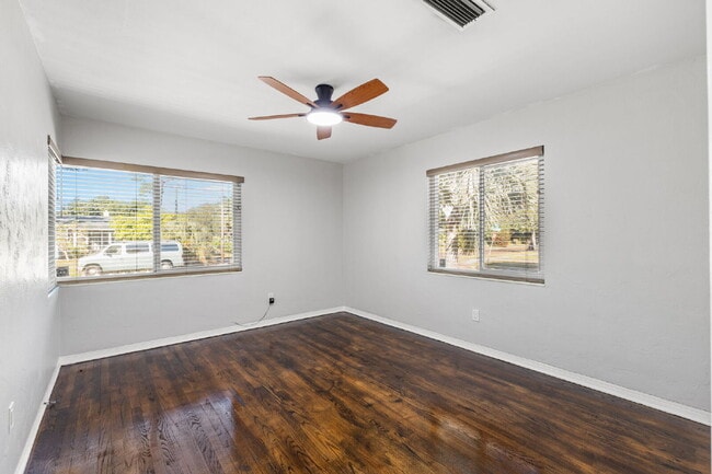 Building Photo - "Charming 3-Bed, 2-Bath Oasis in the Heart of Saint Petersburg – 1,366 Sq Ft of Comfort!"