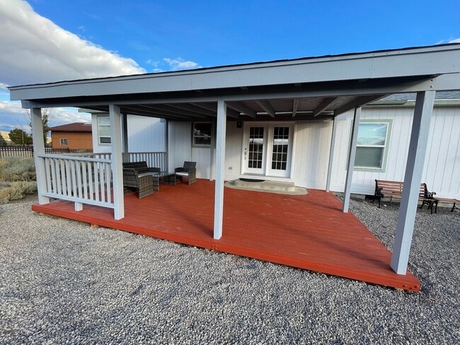 Building Photo - Quiet, spacious property!