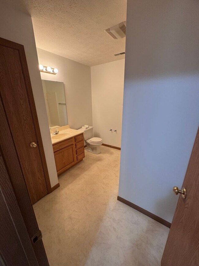 Building Photo - 5 Bd 2.5 Ba