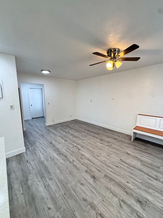 Building Photo - 927 Freeman Ave