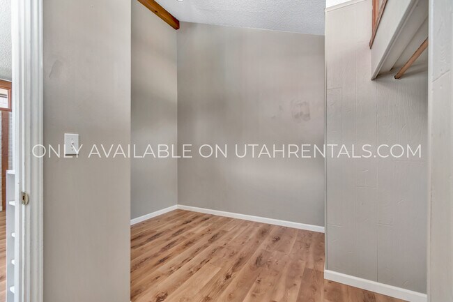Building Photo - 1073 E 200 S