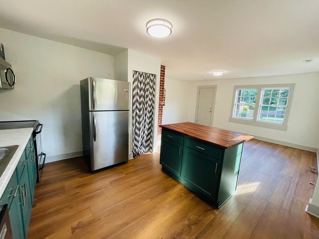 Building Photo - 194 E Pine St