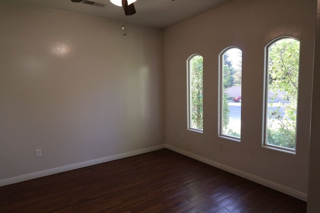 Building Photo - Beautiful home with paid Solar in Seven Oaks!