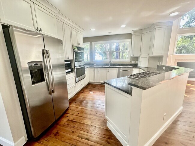 Building Photo - Amazing Four Bedroom Home Located Close to Alljoy Beach with Community Dock Access in Bluffton!