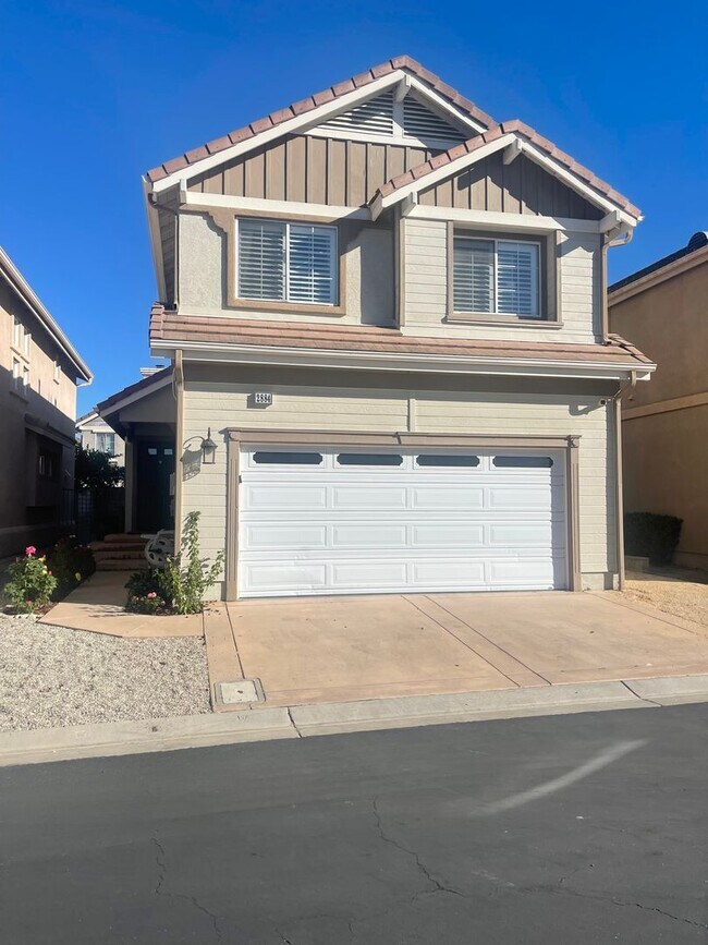 Building Photo - Charming 3 Bedroom 2.5 bath Home in gated community in Thousand Oaks!