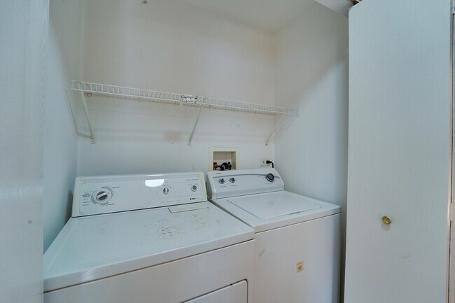 Building Photo - 1231 Silverstone Dr