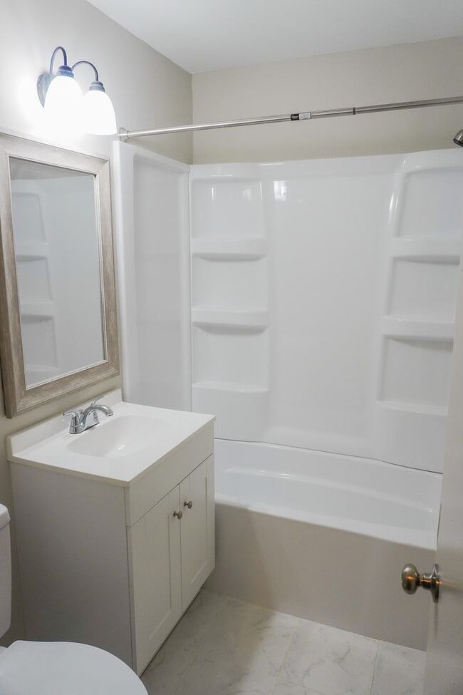 Building Photo - 3 bed 2 ba w Finished Basement + Garage - APPLY FREE!