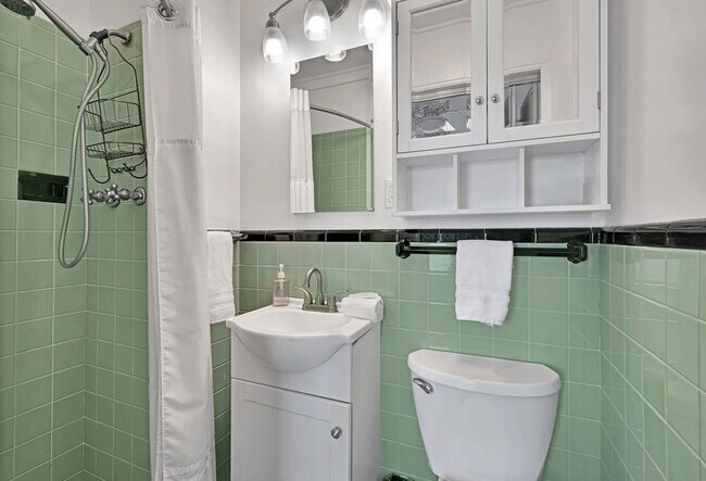 Building Photo - 7 Oak St