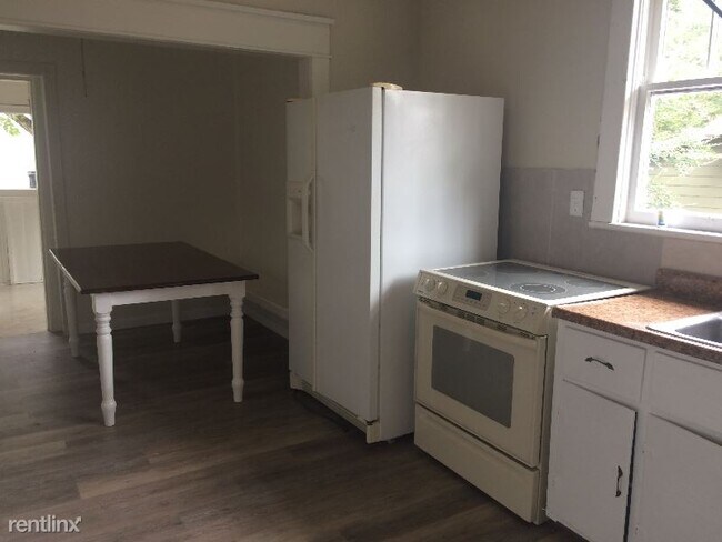 Building Photo - 2 br, 1 bath House - 617 East Moulton street