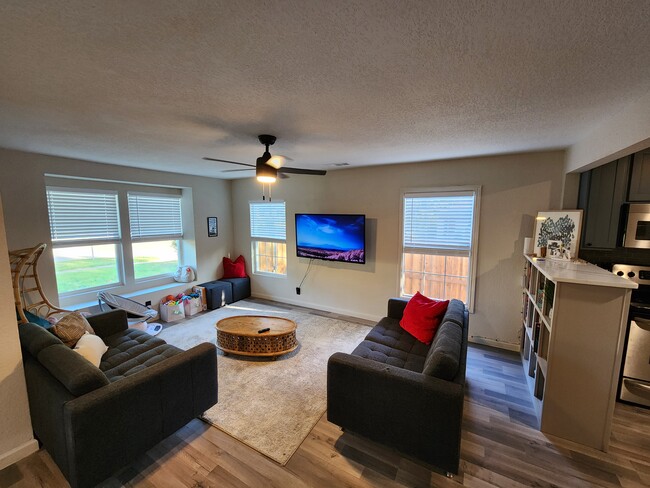 Building Photo - 1402 Harlandale Ave