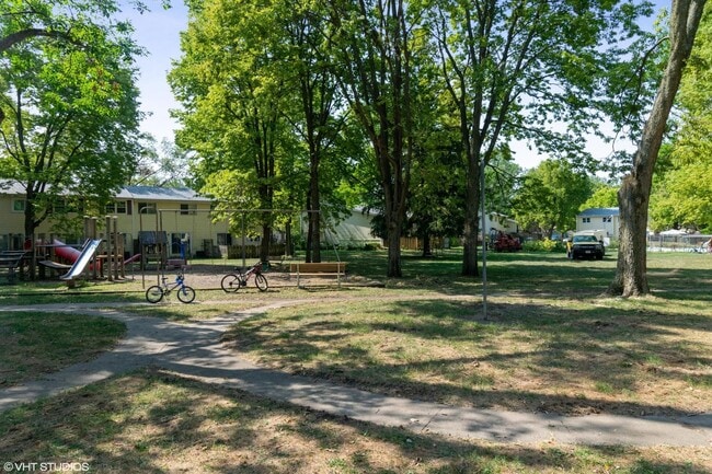 Building Photo - 3 Bedroom townhome, Open Now, garage, 2 bathrooms, W/D Etc.