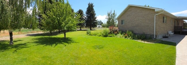 Building Photo - 3 bed, 3 bath Home in Sunnydell area Rexburg