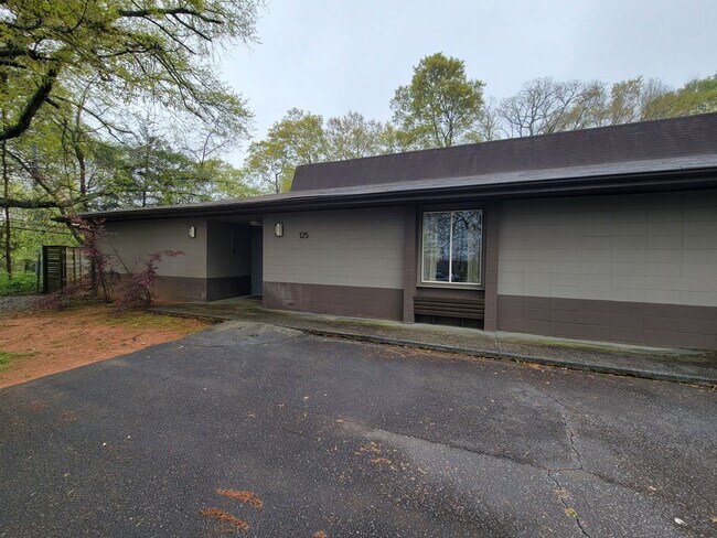 Building Photo - Massive 3 bed 3 bath on Boulevard!