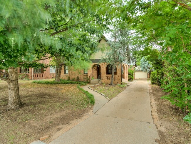 Building Photo - 2421 NW 19th St