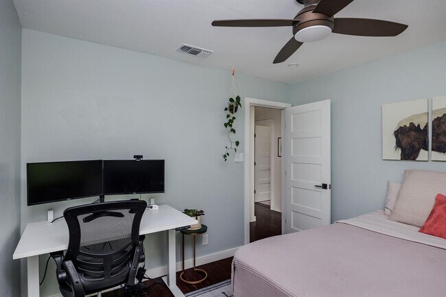 Building Photo - 9101 Heatherwood Dr