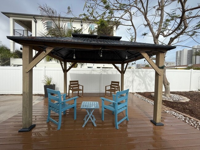 Building Photo - Updated 2 Bedroom 2 Bathroom House