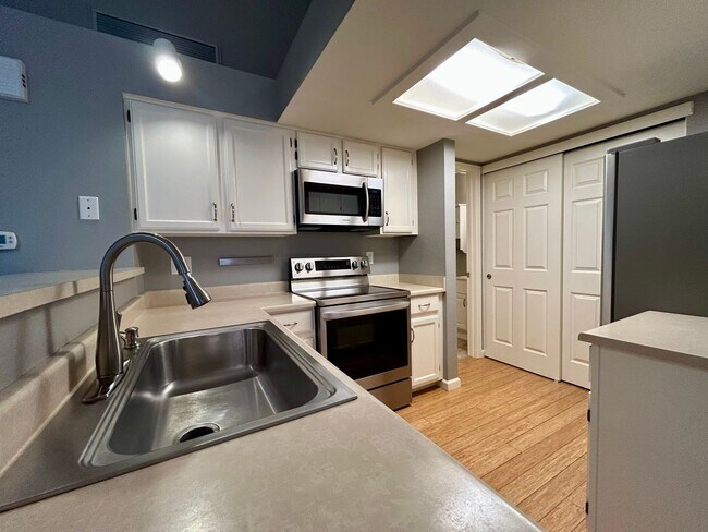 Building Photo - 6054 Gunbarrel Ave