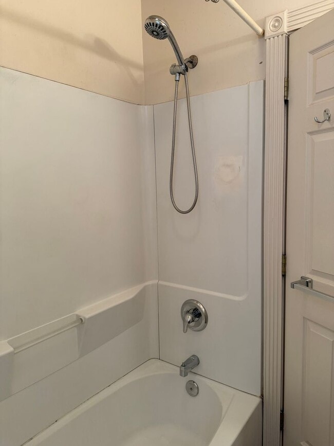 Building Photo - First Floor 1 Bedroom w/ BONUS ROOM and Ce...
