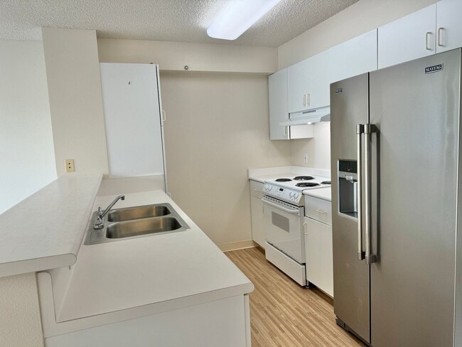 Building Photo - 1450 Young St