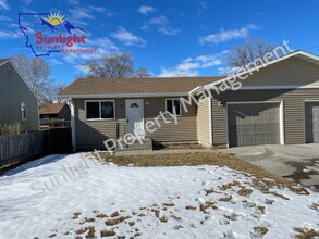 Building Photo - 2 Bed 1 Bath Duplex with Attached Garage