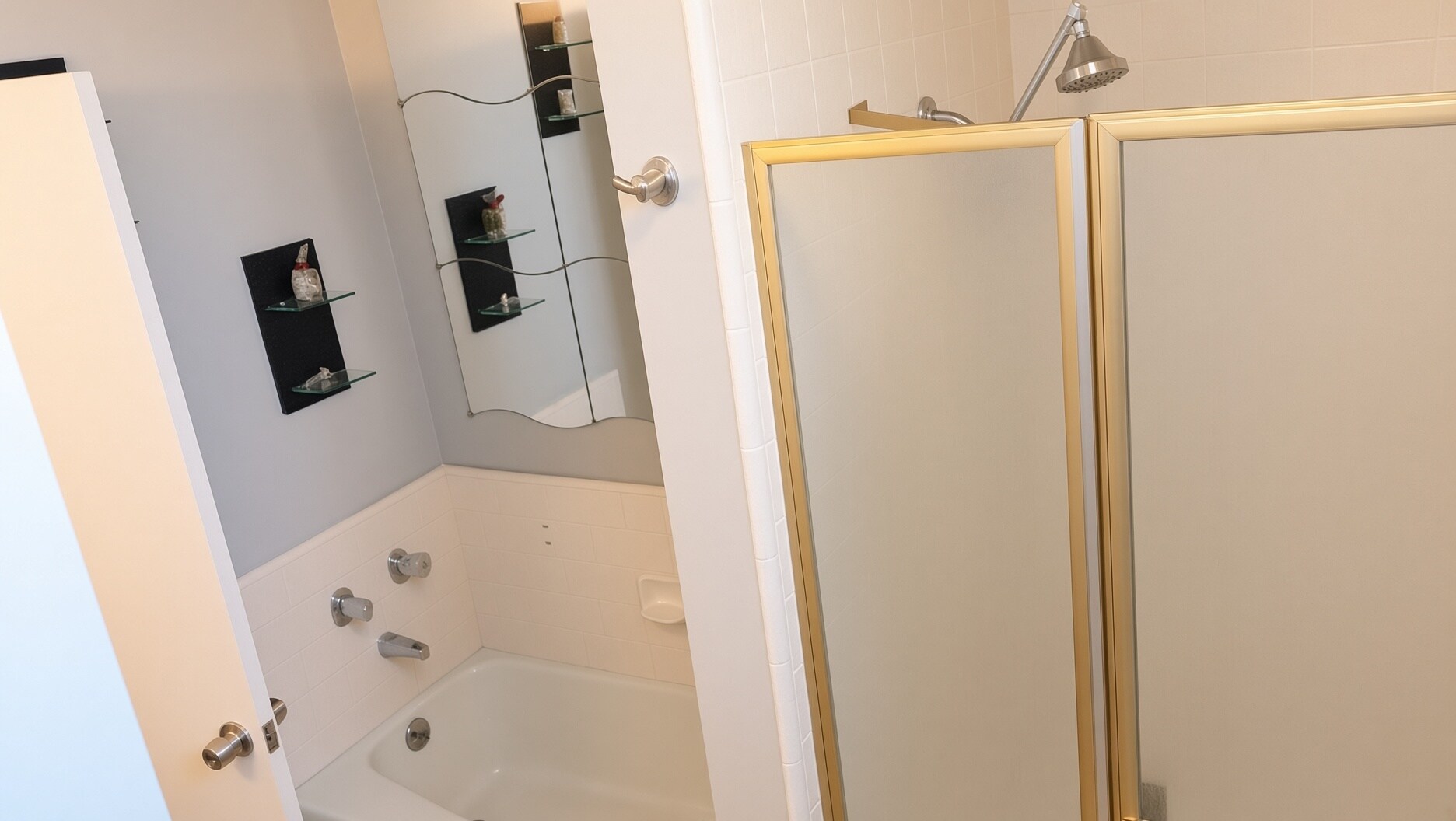 Master Shower and tub - 10671 Holman Ave