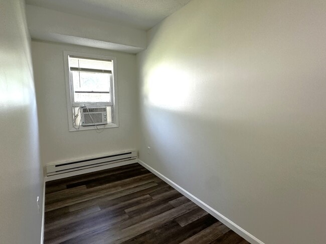 Building Photo - 1402 1st St