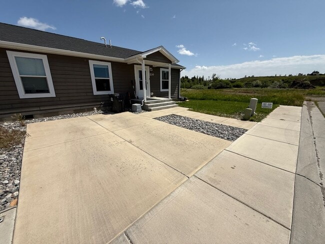 Building Photo - 220 Riverwood Dr