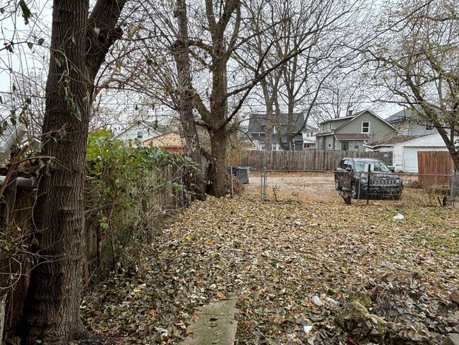 Building Photo - AVAILABLE NOW! Charming 3-Bed, 1-Bath Historic Duplex in Indianapolis!