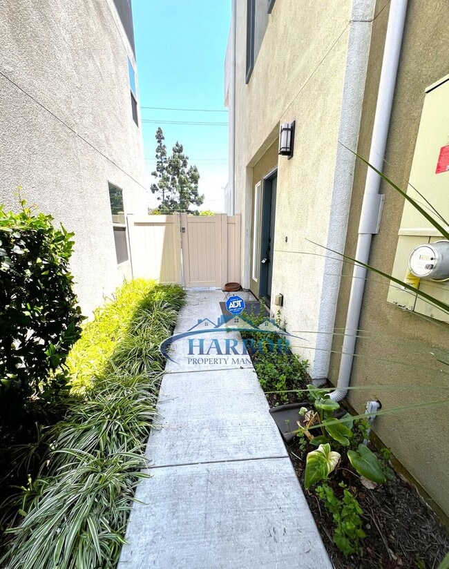 Building Photo - Elegant 3-Story, 4-Bedroom, 3-Bath Condo