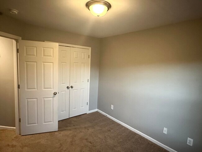 Building Photo - 3804 Pinecrest Way