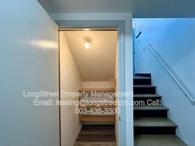 Building Photo - 794 SW Orchard Pl