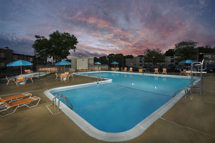 Relaxing swimming pool and wading pool - Heritage Square Apartments