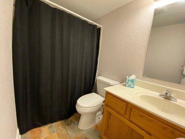 Building Photo - 502 Grandview Ct