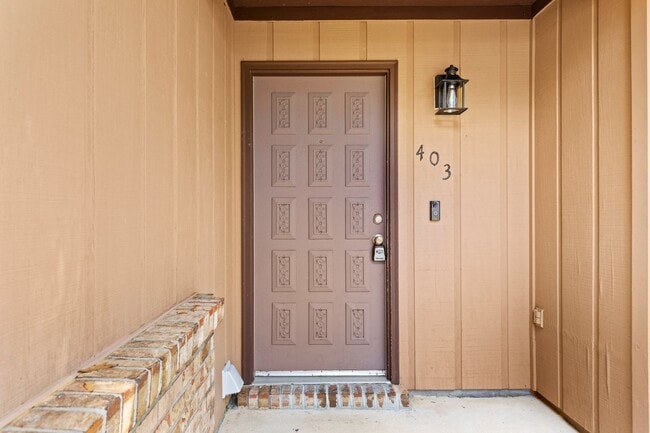 Building Photo - 3 Bedroom in Desirable Location!