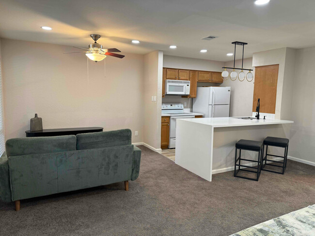 Building Photo - 1405 E Vegas Valley Dr